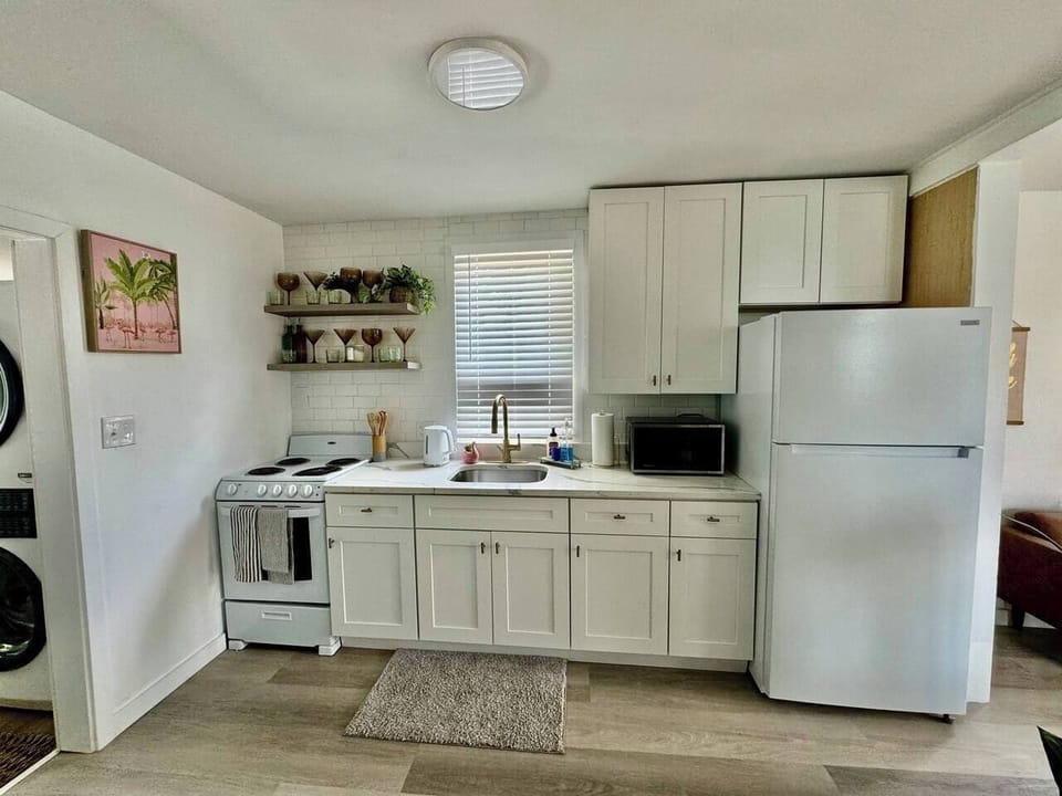 Fully equipped kitchen with Stove/Oven, Microwave, Toaster Oven