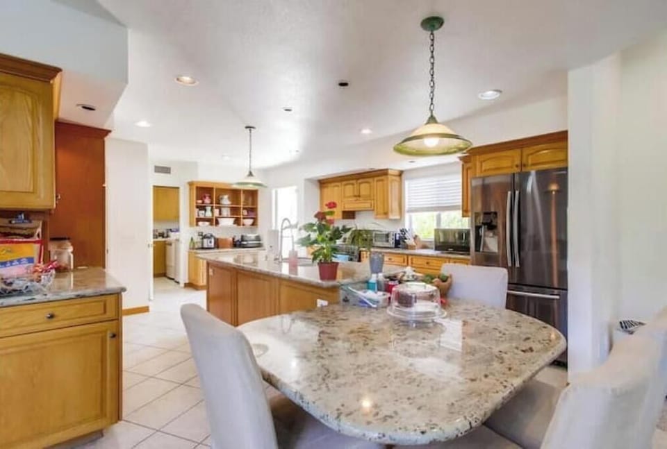 Island kitchen seating in the fully equipped kitchen.