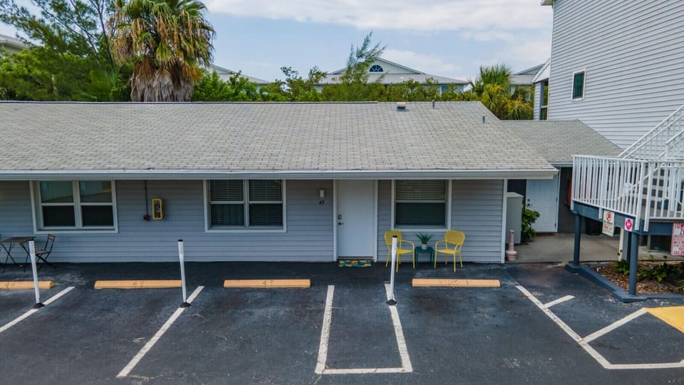 Enterance featuring 2 chairs + table, 2 parking spaces