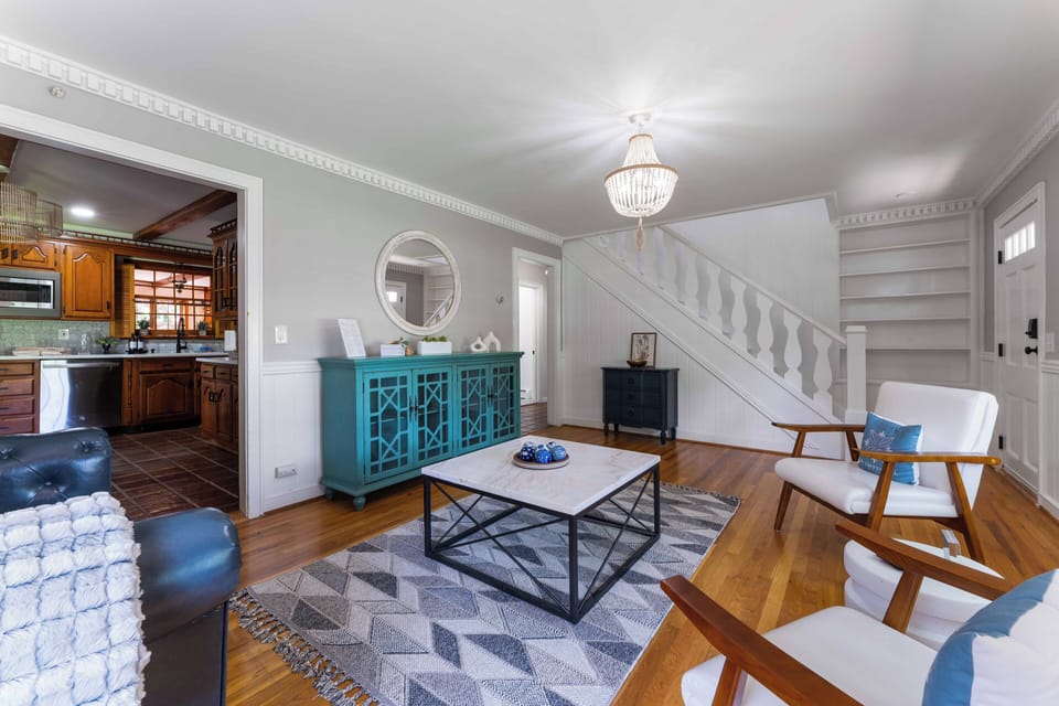 Front entrance sitting room