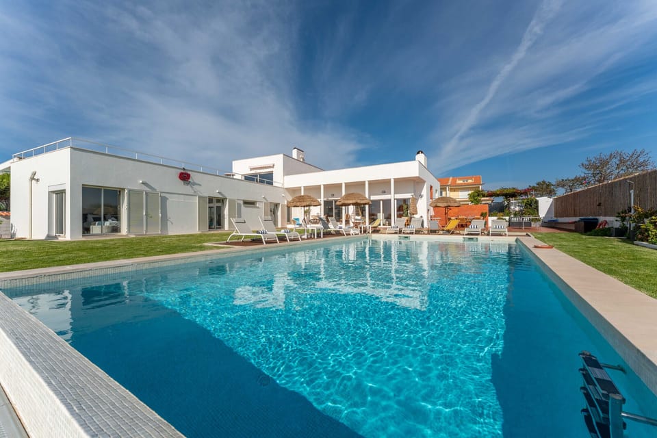 Private pool and sun terrace with loungers — Villa Atlantic Blue, holiday villa in Mafra