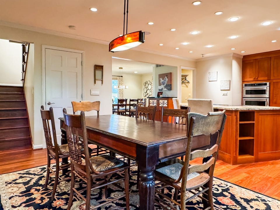 Kitchen Dining table with 6 chairs for family dinners at Pointer Haus.