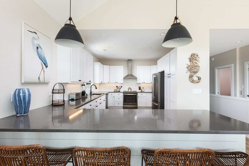 Full Stocked Kitchen and Breakfast Bar