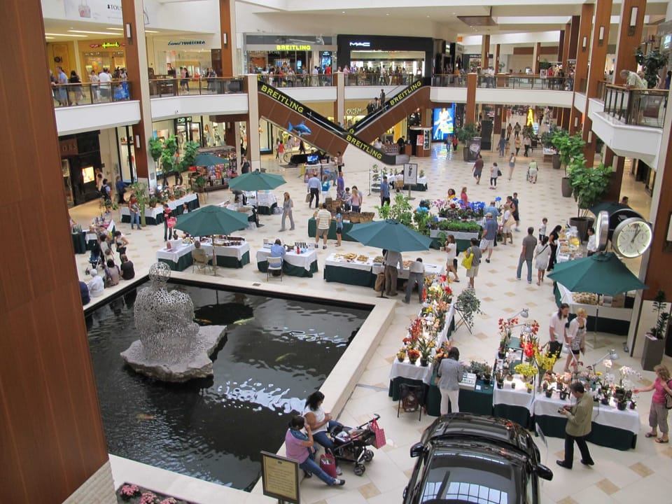 5 minutes from Aventura Mall. Experience luxury shopping & vibrant markets steps from your stay! Explore high-end brands, unique stalls, and diverse dining in this bustling mall! #LuxuryShopping #MallLife #Dining #CentralLocation #RetailTherapy