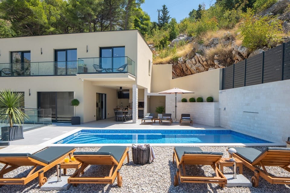 Large sunbathing area with private pool and Whirlpool