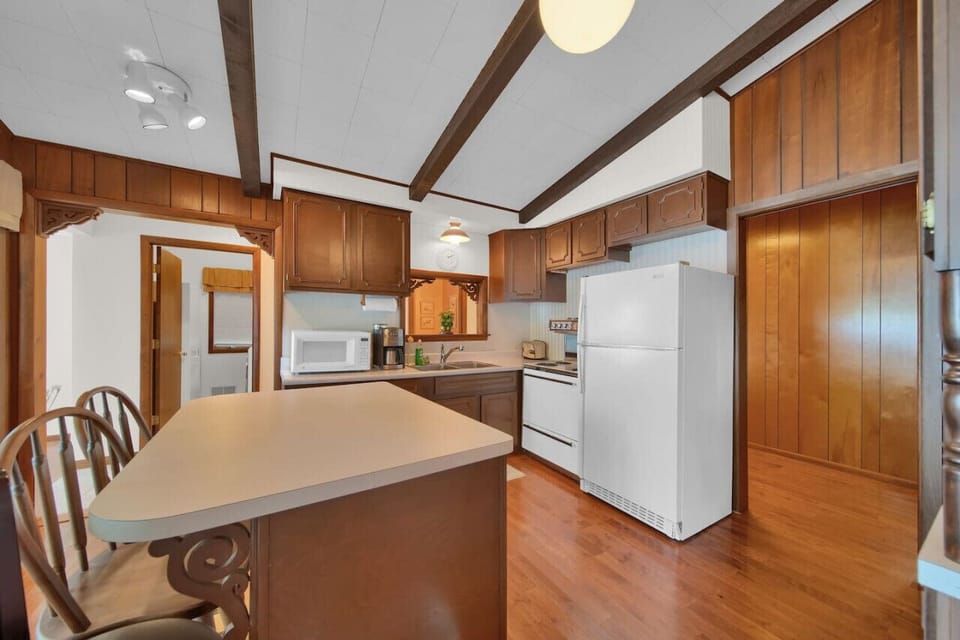 Another view of the kitchen!
