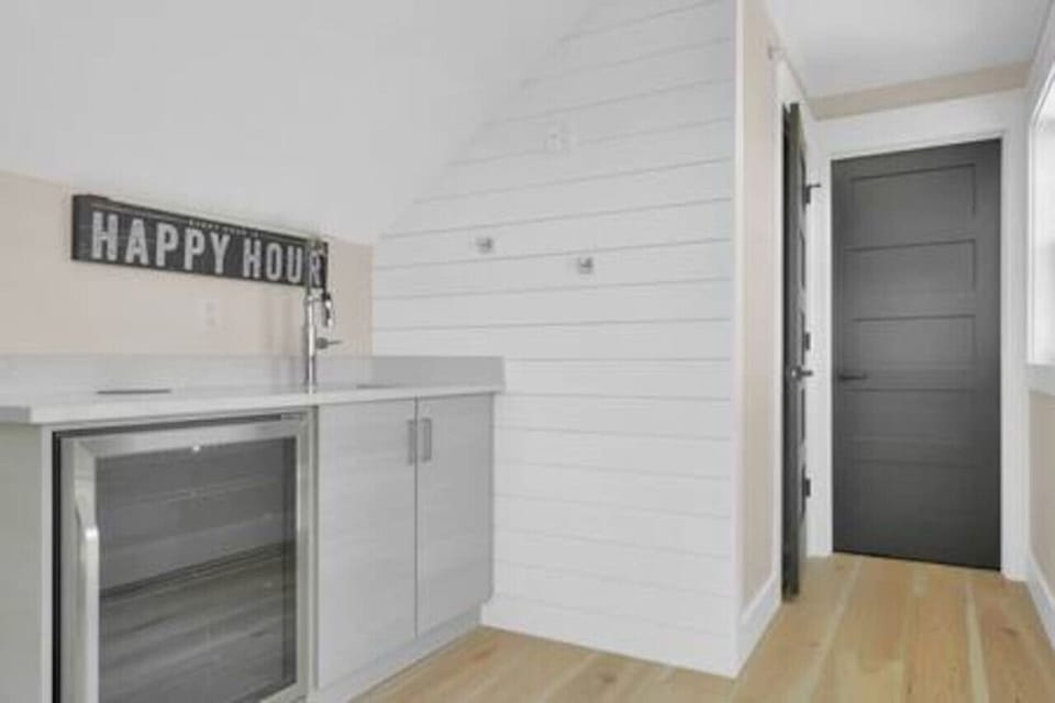 Unit 4- Top Balcony Wet Bar