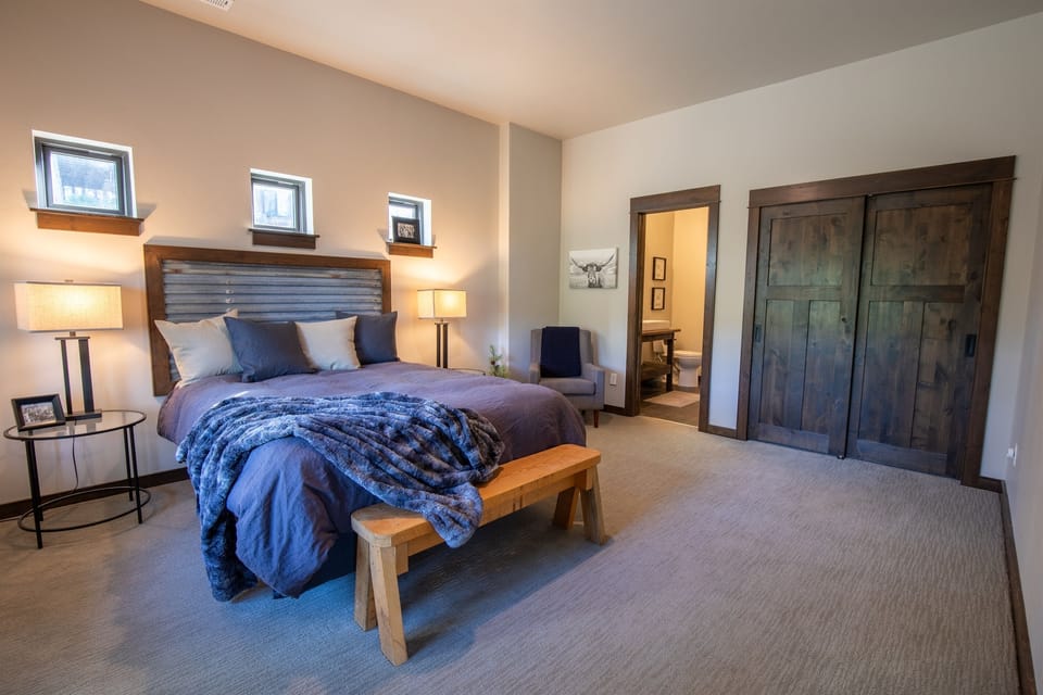 The lower level ensuite keeps the group spread out in the best way — every bedroom has its own bath, so four couples can stay without a single morning bottleneck.