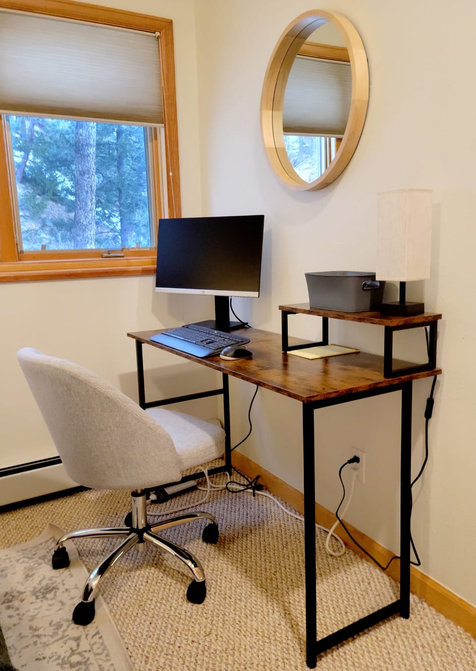 2 workstations with fast Starlink WiFi, 24" monitor & keyboard. Ergonomic setup.