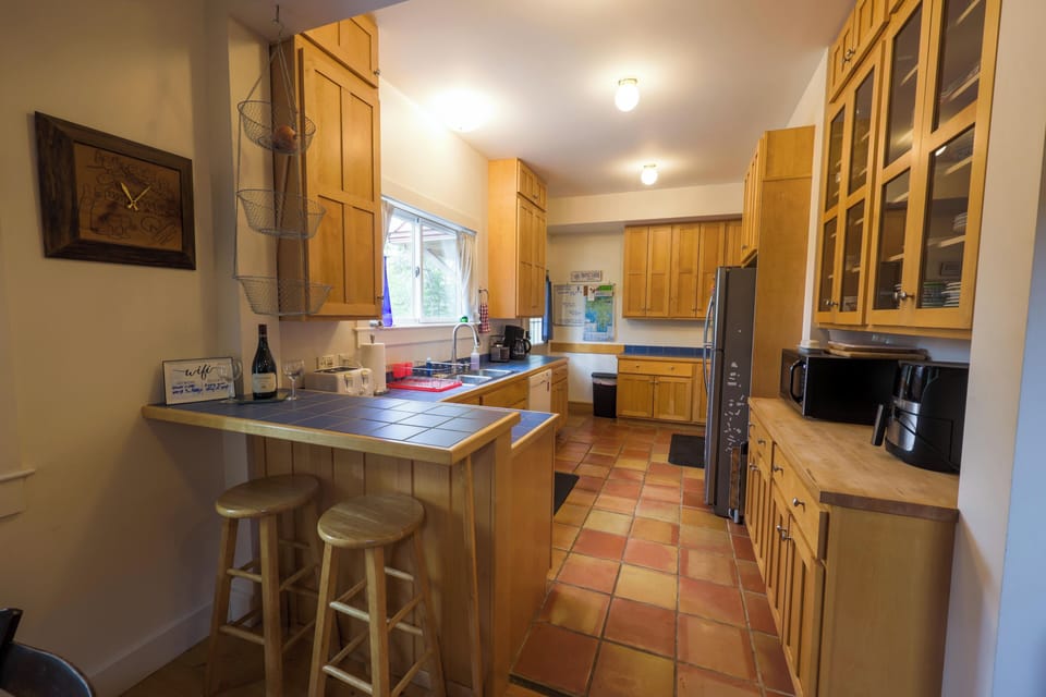 A view of the kitchen. Kitchen door at the back.