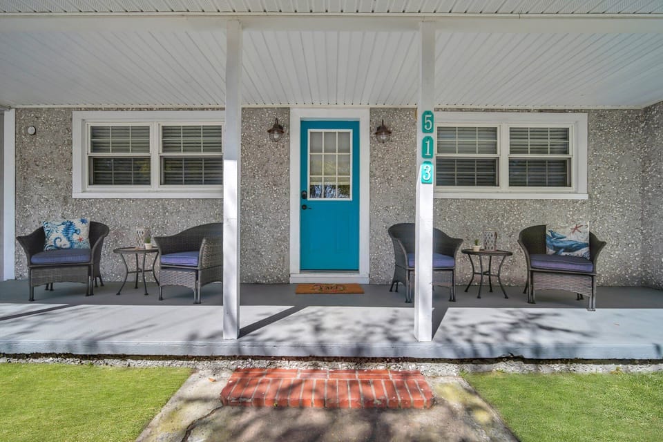 Bright 3BR island home minutes from beaches and village.