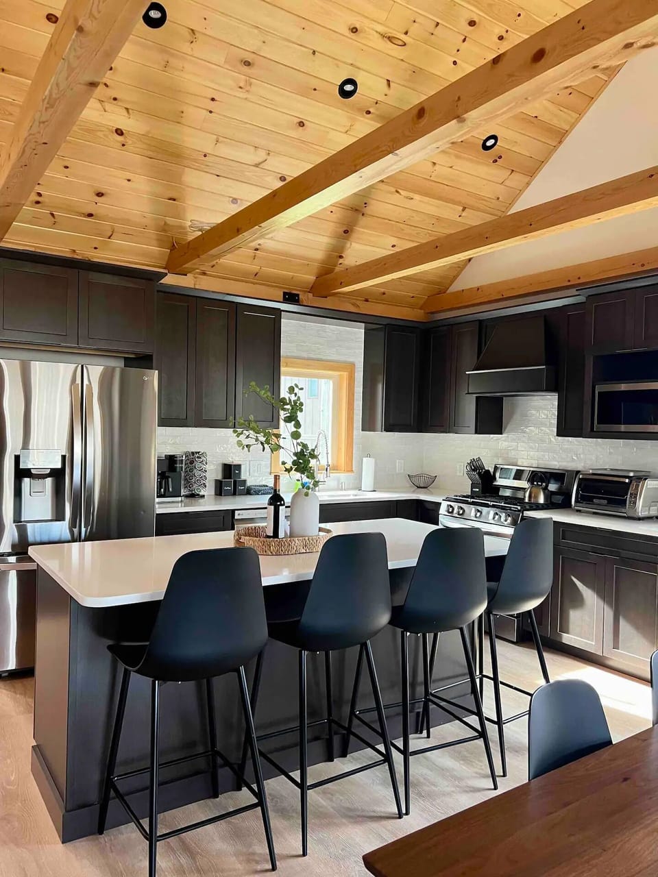 The kitchen bar is perfect for a quick breakfast snack or chatting over coffee.
