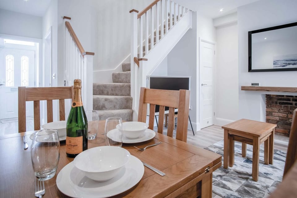 Fleet Street - 2 Bedroom Holiday Home - Swansea (5402)
