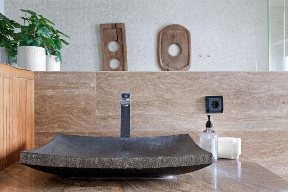 Experience paradise in your own home with this stunning bathroom - featuring a spacious walk-in shower with powerful water pressure, and direct access to the balcony with breathtaking views. Relax and unwind in style, surrounded by modern fixtures and fin