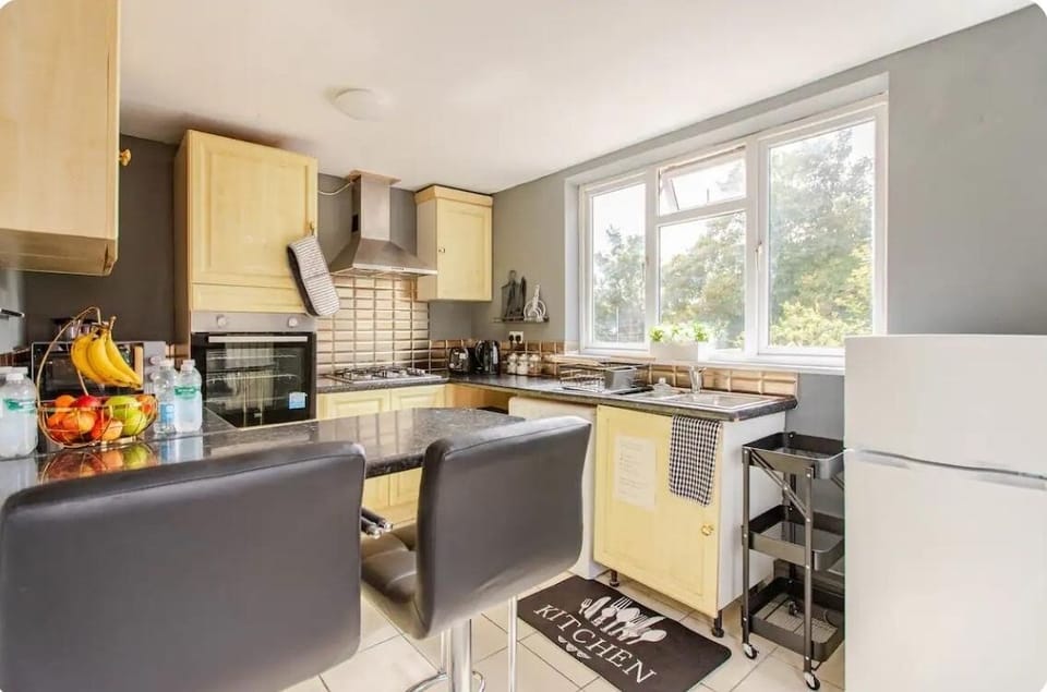 Kitchen with breakfast bar