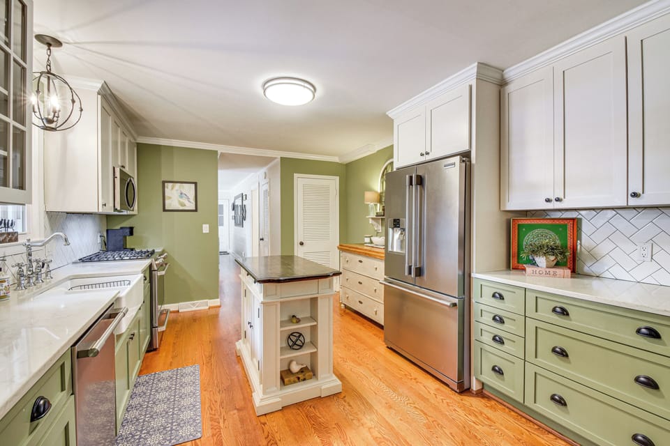 Kitchen | 1st Floor | Single-Serve Coffee Maker | Blender | Toaster