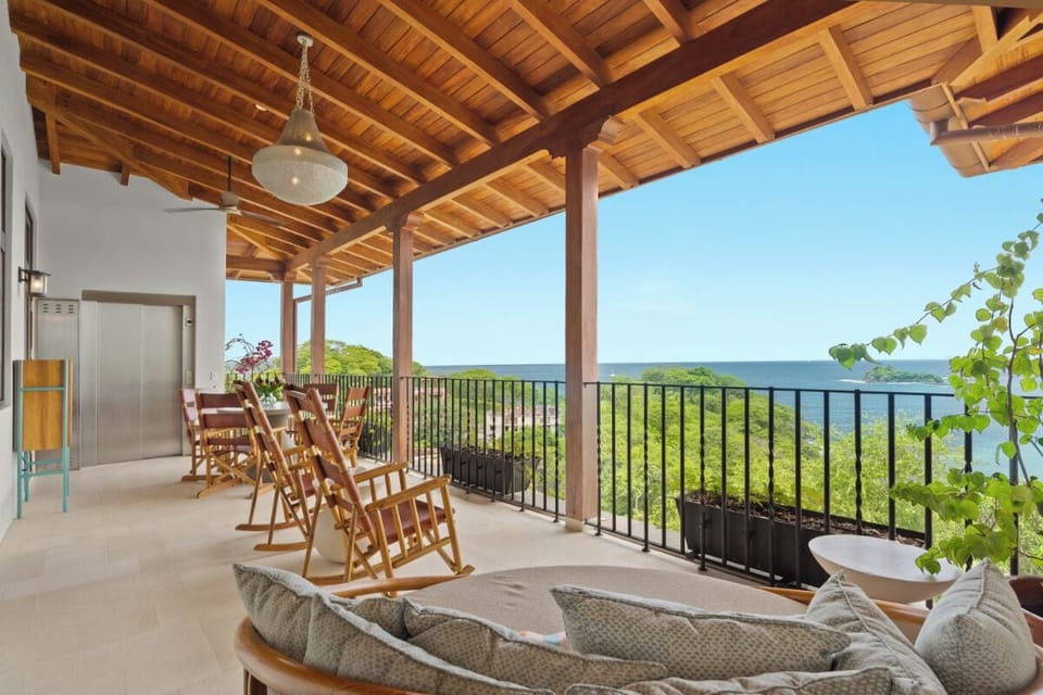 Bedroom balcony to elevator