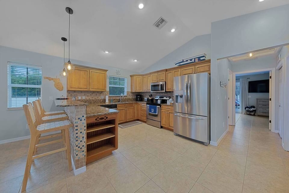 6-web-or-mls-Breakfast Bar-Kitchen
