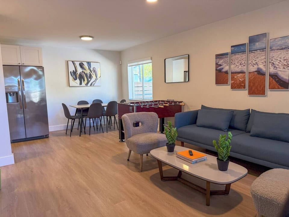 Spacious living room, perfect for your large group!