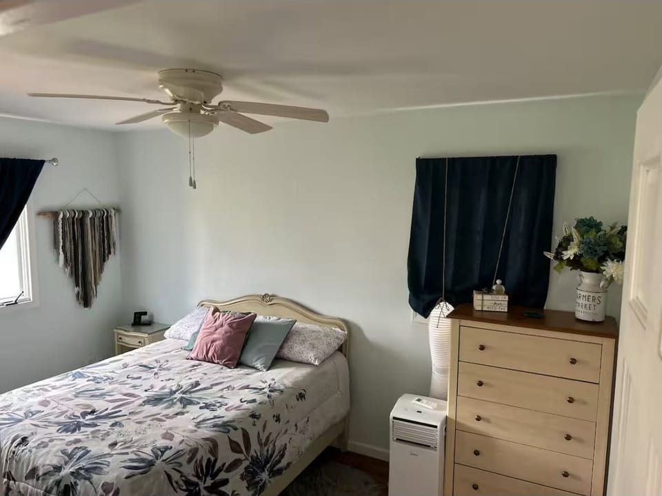 Full size Bedroom(tv included)
