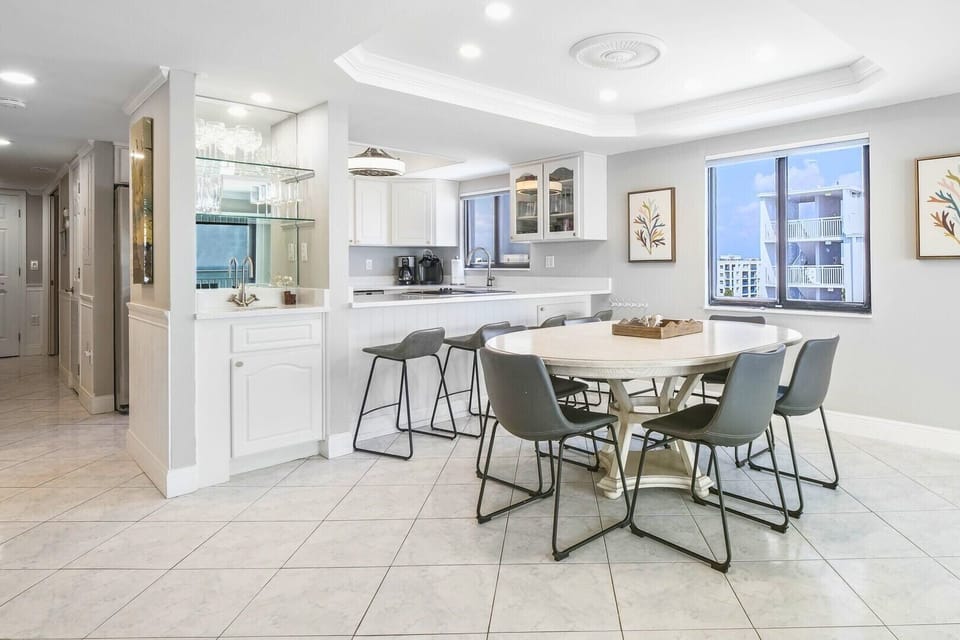 Spacious dining area seats 6 - plus extra bar stools for more friends or family.