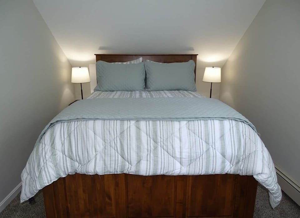 Queen bed, all linens provided