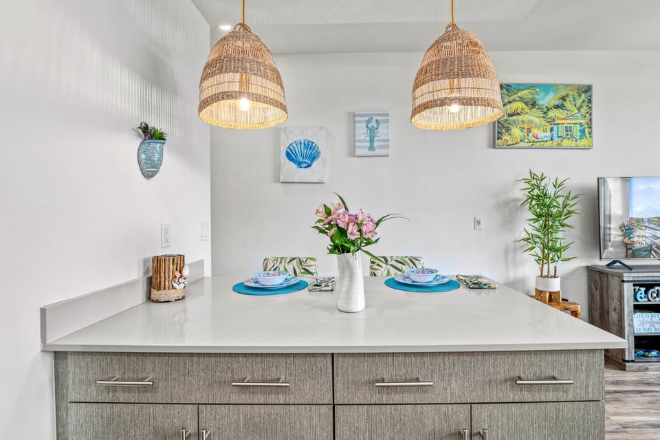 Kitchen breakfast bar.