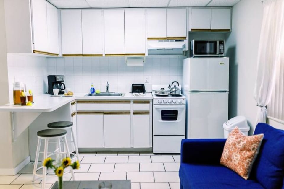 Step into culinary charm in our kitchen, where stylish cabinets create a seamless blend of functionality and elegance. A space where every detail is curated for a delightful cooking experience.