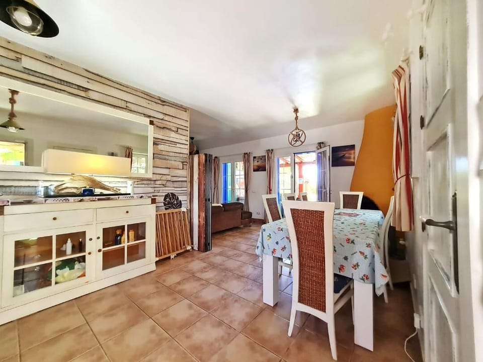 Seating for 6 people in the dining room.