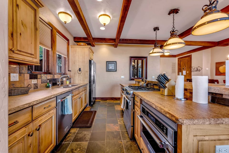 Kitchen: Well-equipped kitchen, kitchen bar w/4 barstools, a wide range of appliances, views of the lake