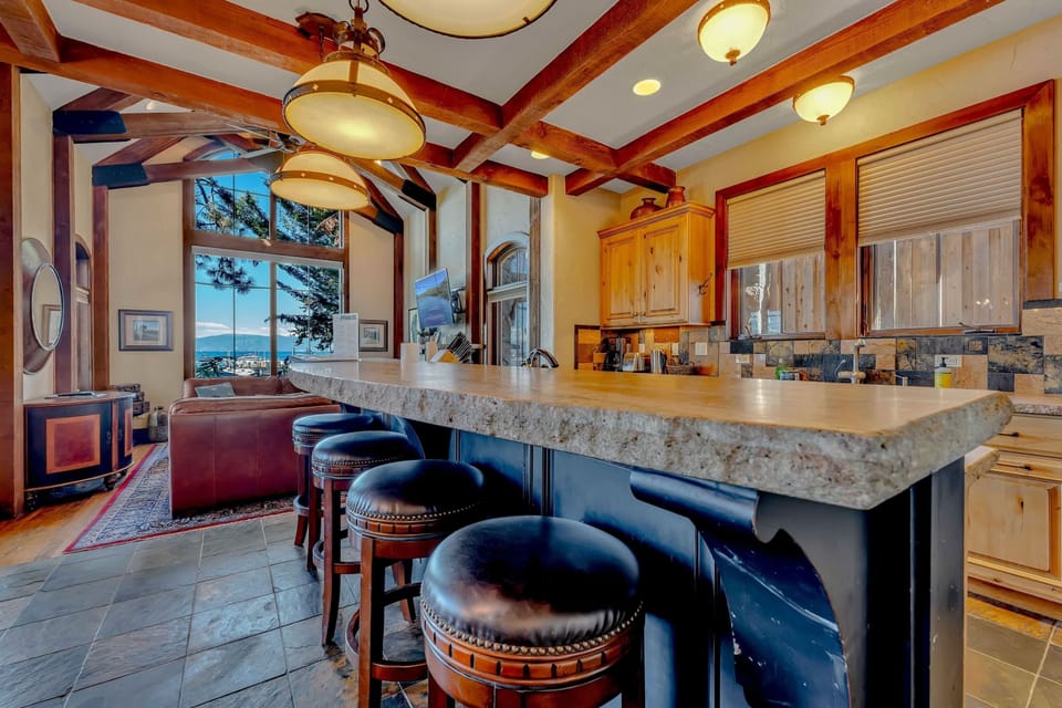 Kitchen: Well-equipped kitchen, kitchen bar w/4 barstools, a wide range of appliances, views of the lake