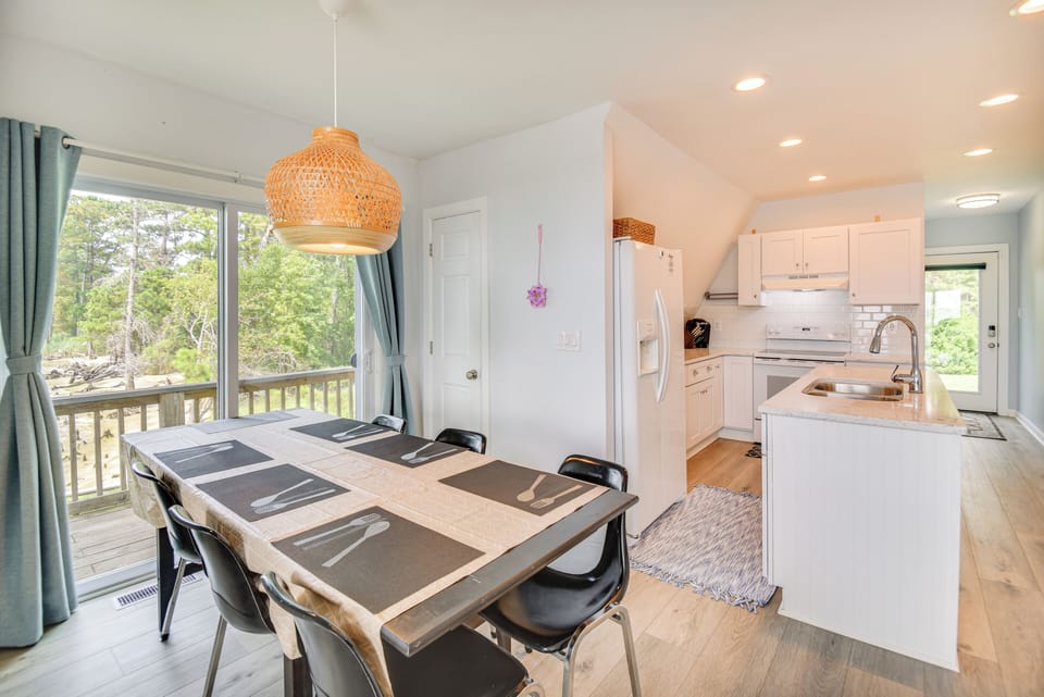 Dining Area | 1st Floor | Dishware/Flatware | Trash Bags/Paper Towels