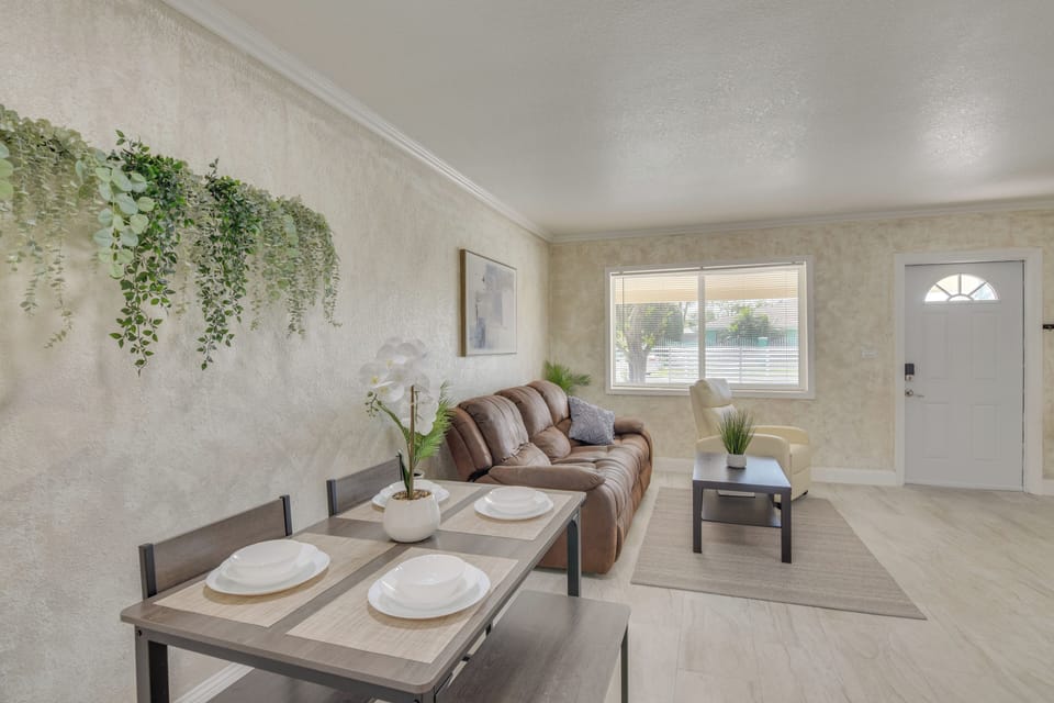 Miami Gardens Vacation Rental | 2BR | 1BA | 1,000 Sq Ft | 1 Step Required