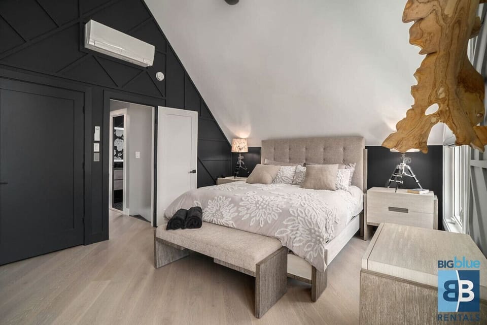 Bedroom Upstairs - King Bed
