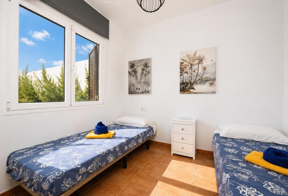 Twin bedroom with A/C