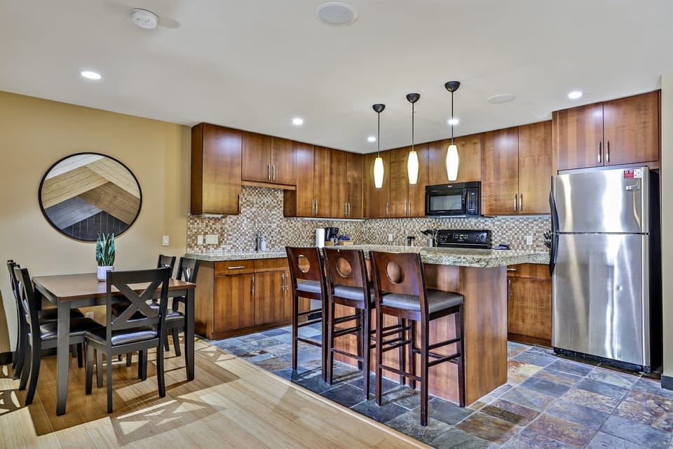 Kitchen & Dining