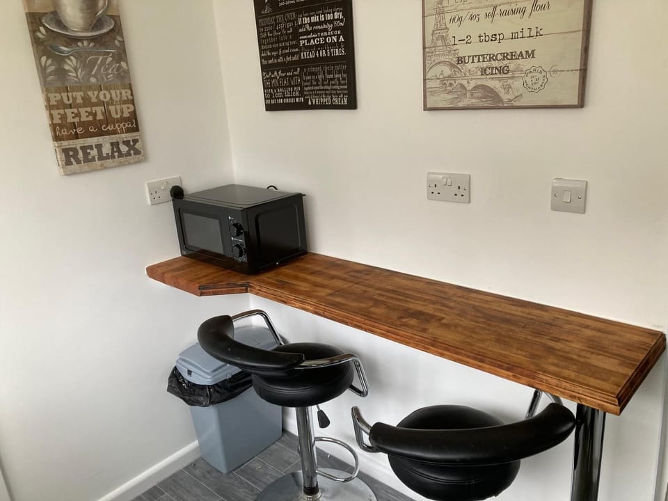Kitchen - Breakfast bar for your convenience