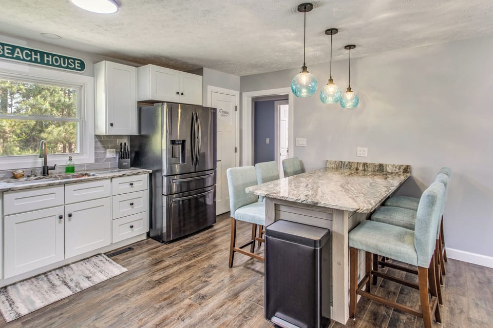 Eat-In Kitchen