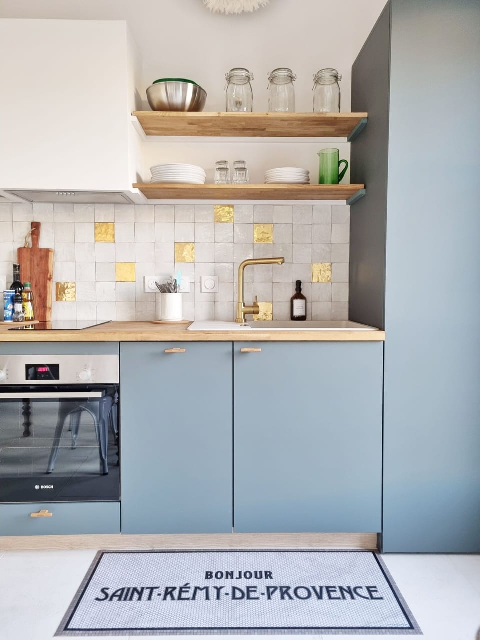 Very complete. (hob, oven, dishwasher, fridge etc...)