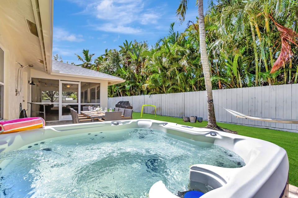 Hot tub, outdoor dining area, hammock & grill!