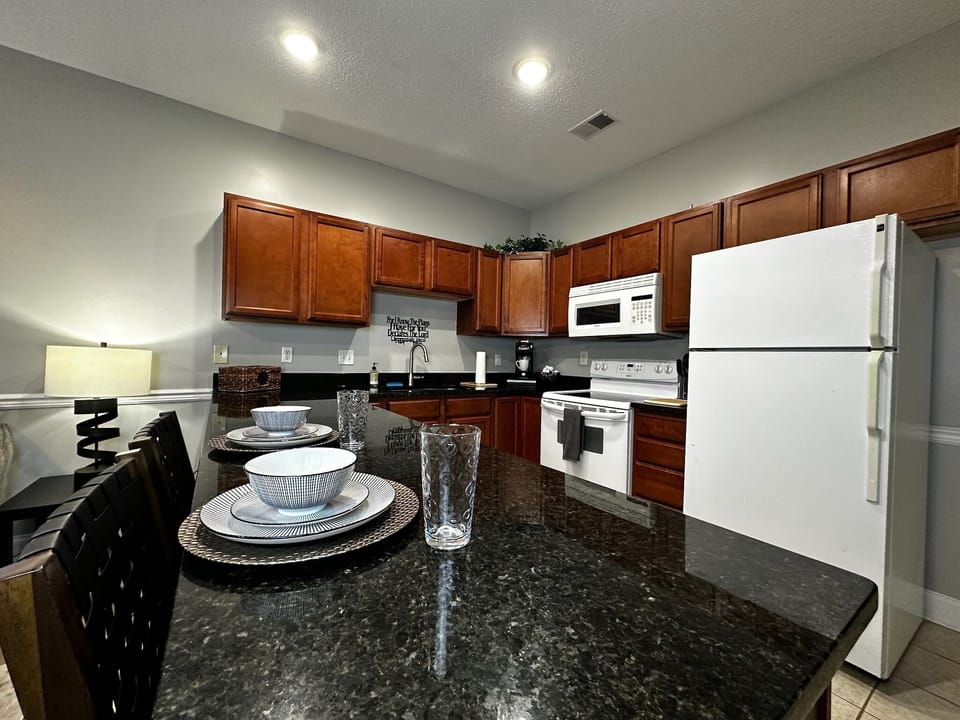 Chef's Paradise: Enjoy a Bright, Modern Kitchen with Everything You Need!