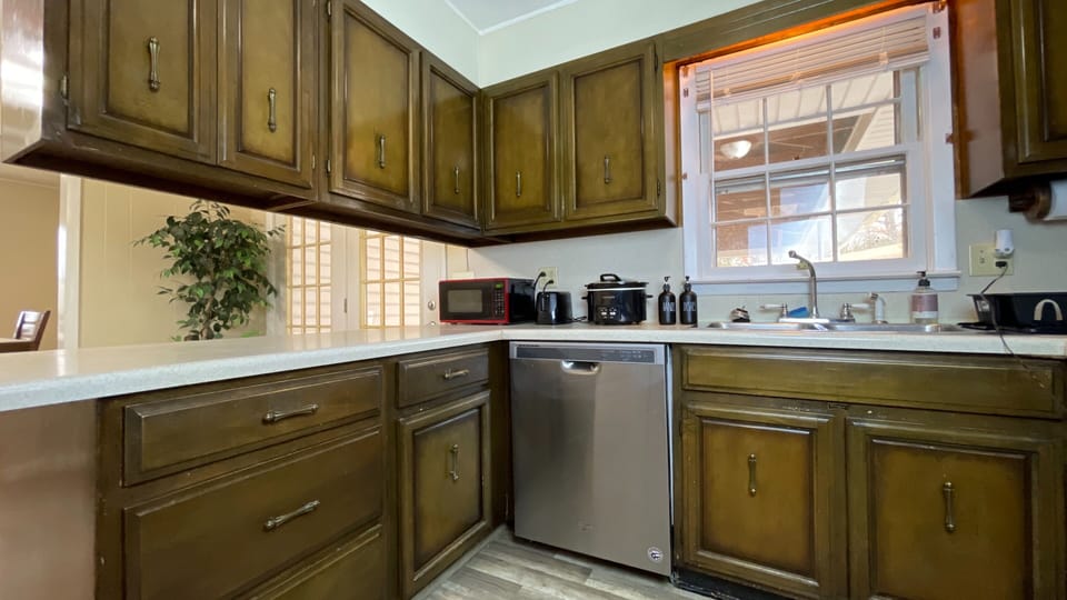 Cook up something delicious! 🍳 This cozy kitchen comes fully stocked with essentials, an oven, and a fridge for your convenience!