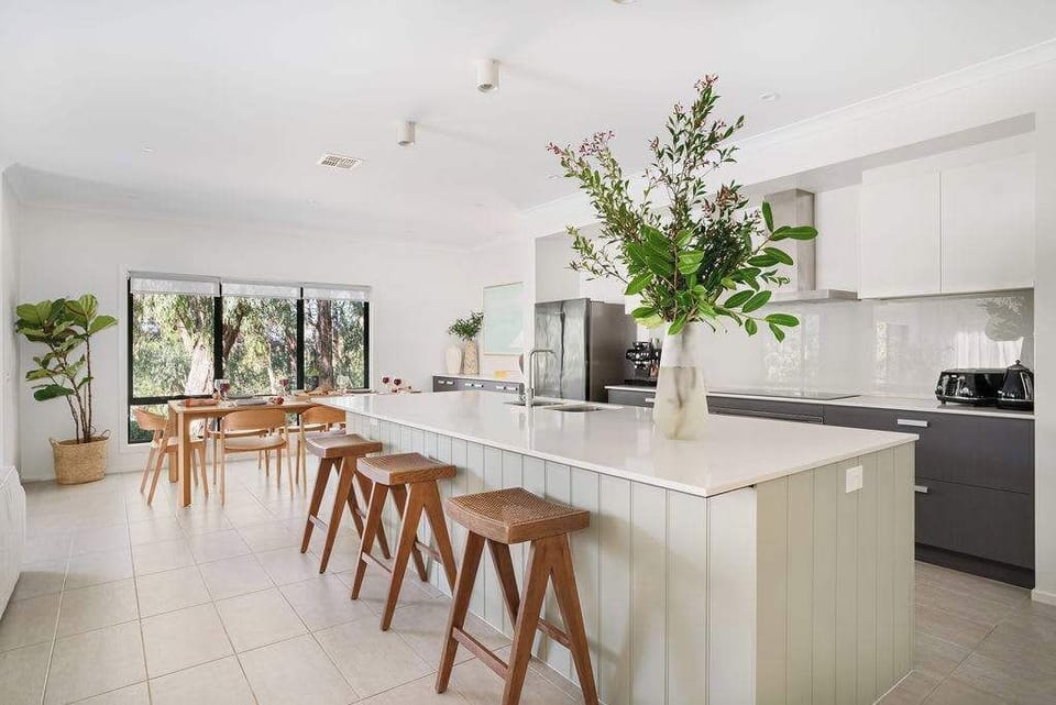 Huge, entertainers kitchen