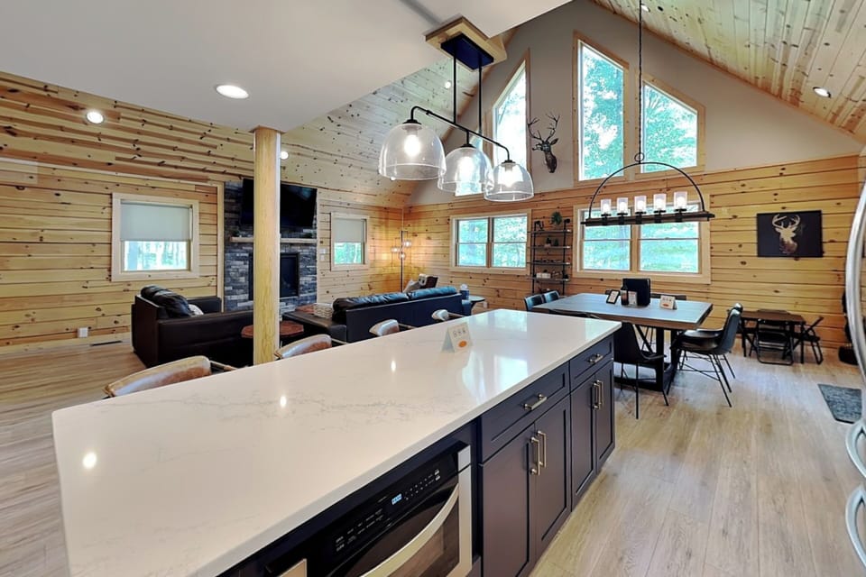 Open Kitchen w. Large Island
