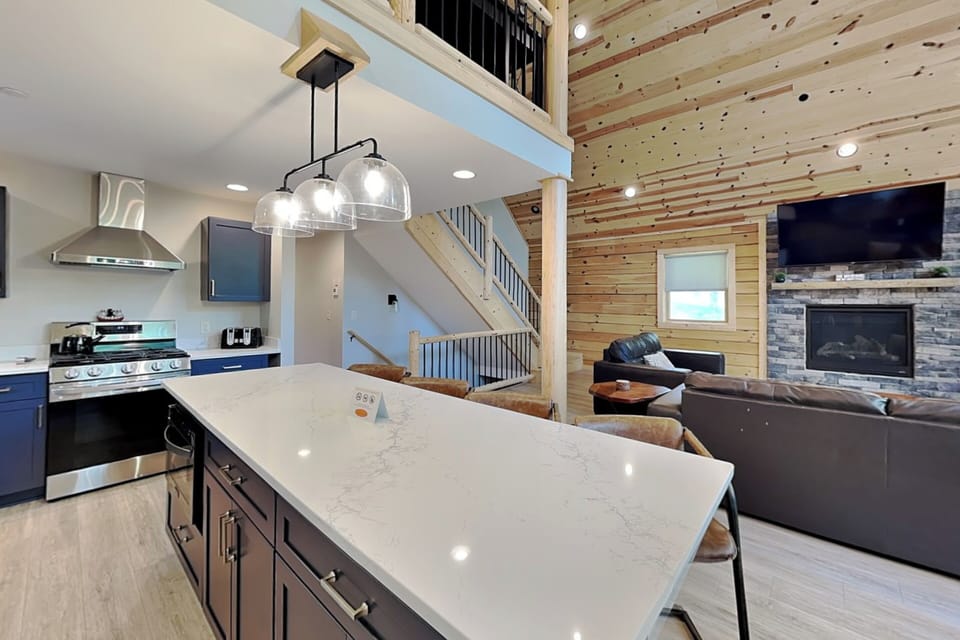 Full Kitchen w. Stainless Steel Appliances