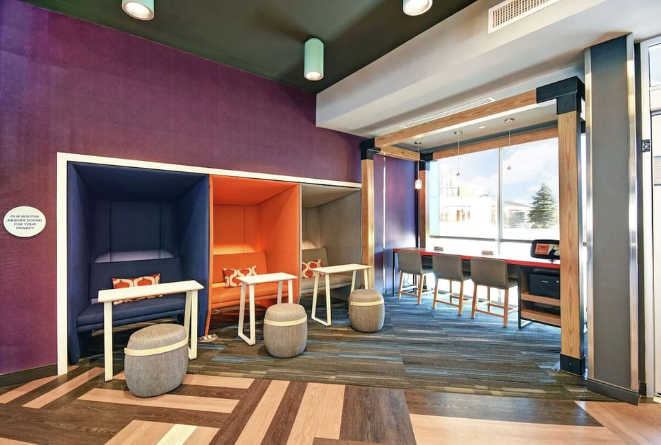Settle into cozy booths for coffee, chats, or quick work.
