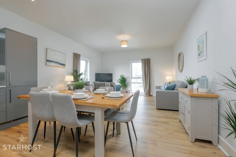 The dining room table can comfortably seat six people around it
