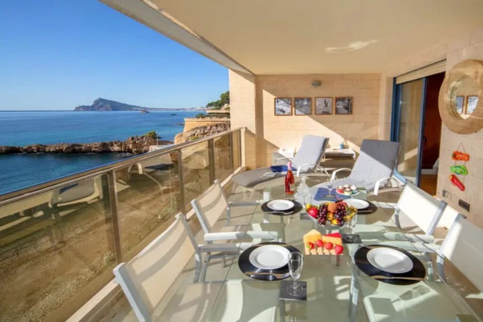Este es el balcón terraza. Cuenta con 3 mesas diferentes y tumbonas. 