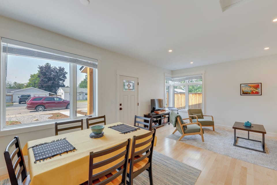 Dining Area | Dishware/Flatware | 1st Floor