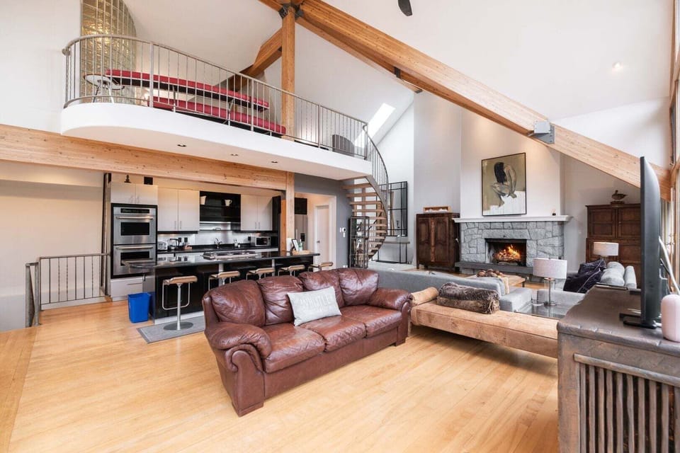 Living and kitchen area